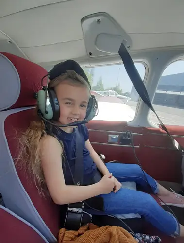 Enfant pendant un baptême de l'air