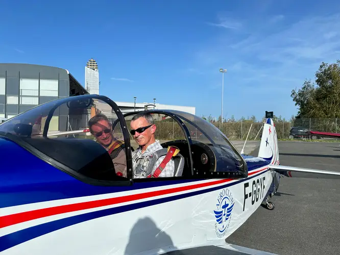 Passager de retour de vol acrobatique